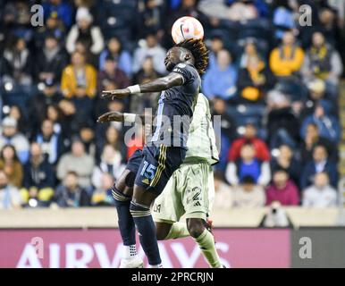 Chester, Pennsylvania, USA. 26. April 2023. 26. April 2023, Chester PA- Los Angeles FC-Spieler, OPOKU KWASWO (22) kämpft während des CONCACAF-Halbfinals gegen OLIVER MBAIZO der Philadelphia Union (15) im Subaru Park in Chester PA um den Ball (Kreditbild: © Ricky Fitchett/ZUMA Press Wire) NUR REDAKTIONELLE VERWENDUNG! Nicht für den kommerziellen GEBRAUCH! Stockfoto