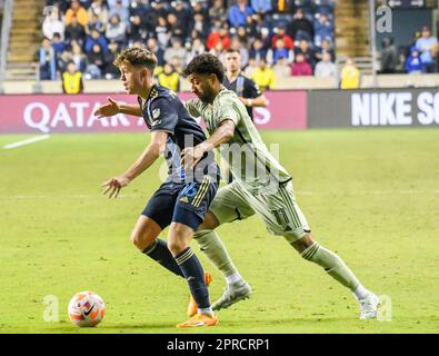 Chester, Pennsylvania, USA. 26. April 2023. 26. April 2023, Chester PA- Los Angeles FC-Spieler, TIMOTHY TILLMAN (11) kämpft während des CONCACAF Halbfinals um den Ball gegen JACK MCGLYNN von der Philadelphia Union (16) im Subaru Park in Chester PA (Kreditbild: © Ricky Fitchett/ZUMA Press Wire) REDAKTIONELLER GEBRAUCH! Nicht für den kommerziellen GEBRAUCH! Stockfoto