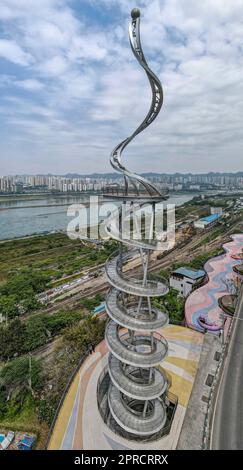 CHONGQING, CHINA - 26. APRIL 2023 - Ein Leuchtturm des Jangtse-Flusses in Form einer Spiralleiter ist in Chongqing, China, 26. April 2023 zu sehen. Es Stockfoto