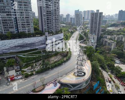 CHONGQING, CHINA - 26. APRIL 2023 - Ein Leuchtturm des Jangtse-Flusses in Form einer Spiralleiter ist in Chongqing, China, 26. April 2023 zu sehen. Es Stockfoto