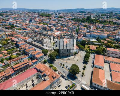 Ein Luftblick auf die Kirche unserer Lieben Frau von Lapa (Igreja de Nossa Senhora da Lapa) und den ältesten romantischen portugiesischen Friedhof des Landes, Porto Stockfoto