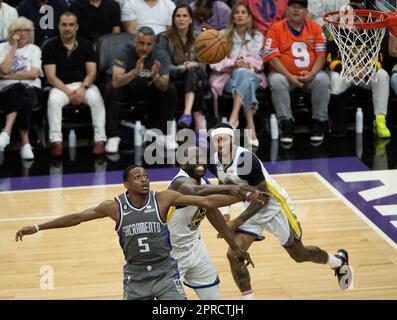 Sacramento, Kalifornien, USA. 26. April 2023. Golden State Warriors Forward Draymond Green (23) schießt am Mittwoch, den 26. April 2023, in Spiel 5 der ersten Runde der NBA-Playoff-Reihe im Golden 1 Center über Sacramento Kings Guard De'Aaron Fox (5). (Kreditbild: © Paul Kitagaki Jr./ZUMA Press Wire) NUR REDAKTIONELLE VERWENDUNG! Nicht für den kommerziellen GEBRAUCH! Stockfoto