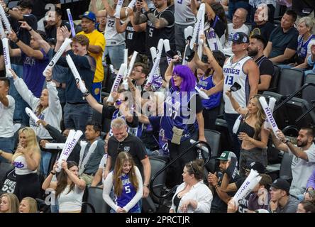 Sacramento, Kalifornien, USA. 26. April 2023. Sacramento Kings Fans jubeln das Team am Mittwoch, den 26. April 2023, bei Spiel 5 der NBA-Playoff-Reihe in der ersten Runde im Golden 1 Center an. (Kreditbild: © Paul Kitagaki Jr./ZUMA Press Wire) NUR REDAKTIONELLE VERWENDUNG! Nicht für den kommerziellen GEBRAUCH! Stockfoto