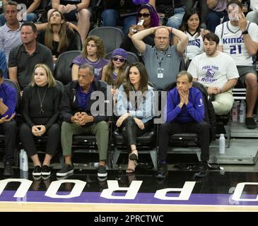 Sacramento, Kalifornien, USA. 26. April 2023. Vivek Ranadive, Eigentümerin von Sacramento Kings, beobachtet, wie das Team am Mittwoch, den 26. April 2023, in Game 5 der ersten Runde der NBA-Playoff-Reihe im Golden 1 Center versucht, im vierten Quartal zurückzukehren. (Kreditbild: © Paul Kitagaki Jr./ZUMA Press Wire) NUR REDAKTIONELLE VERWENDUNG! Nicht für den kommerziellen GEBRAUCH! Stockfoto