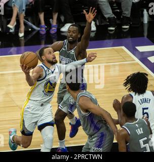 Sacramento, Kalifornien, USA. 26. April 2023. Sacramento Kings Guard De'Aaron Fox (5) fährt am Mittwoch, den S40 26. April 2023 im Golden 1 Center vorbei, um bei Spiel 5 der ersten Runde der NBA-Playoff-Reihe einen Korb zu gewinnen. (Kreditbild: © Paul Kitagaki Jr./ZUMA Press Wire) NUR REDAKTIONELLE VERWENDUNG! Nicht für den kommerziellen GEBRAUCH! Stockfoto