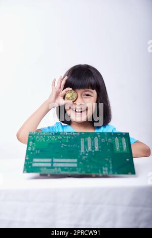 Süßes kleines Mädchen mit Bitcoin und Kryptowährung Mining-Plattform Stockfoto