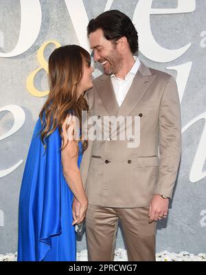 West Hollywood, USA. 26. April 2023. Kaley Cuoco und Tom Pelphrey kommen am 26. April 2023 zur Premiere „Love & Death“ Los Angeles im Directors Guild of America Theatre in West Hollywood, Kalifornien. © Lisa OConnor/AFF-USA.com Kredit: AFF/Alamy Live News Stockfoto