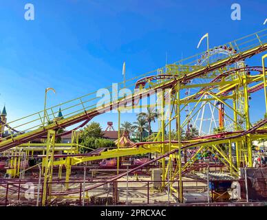 Ein riesiges, verdrehtes gelbes Karussell. Unterhaltung für Liebhaber extremer Erholung. Auf einem gefährlichen und herausfordernden Karussell. Spaß im Urlaub. Stockfoto