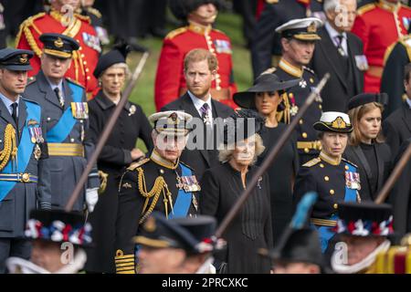 Aktenfoto vom 19.09/22, vom Prinzen von Wales, König Karl III., Herzog von Sussex, der Königlichen Gemahlin, Die Herzogin von Sussex und die Prinzessin Royal sehen, wie die Staatskunstkutsche mit dem Sarg von Königin Elizabeth II. Während der Zeremonialprozession nach ihrer Staatsbeerdigung in Westminster Abbey, London, nach Wellington Arch kommt. König Karl III. Hatte in den ersten Monaten seiner Herrschaft als Karl III. Persönliche Probleme und einen politischen Streit Stockfoto