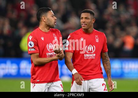 Renan Lodi vom Nottingham Forest und Danilo vom Nottingham Forest feiern den Sieg beim Premier League-Spiel zwischen Nottingham Forest und Brighton und Hove Albion am City Ground, Nottingham, am Mittwoch, den 26. April 2023. (Foto: Jon Hobley | MI News) Guthaben: MI News & Sport /Alamy Live News Stockfoto