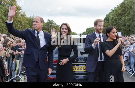 Datei Foto vom 10/09/22 des Prinzen und der Prinzessin von Wales und des Herzogs und der Herzogin von Sussex winkend zu Mitgliedern der Öffentlichkeit in Windsor Castle in Berkshire nach dem Tod von Königin Elizabeth II. Am Donnerstag. König Karl III. Hatte in den ersten Monaten seiner Herrschaft als Karl III. Persönliche Probleme und einen politischen Streit Stockfoto