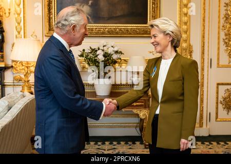 Aktenfoto von König Charles III. Vom 27.02/23, empfangen von Präsidentin der Europäischen Kommission Ursula von der Leyen während einer Audienz im Schloss Windsor, Berkshire. König Karl III. Hatte in den ersten Monaten seiner Herrschaft als Karl III. Persönliche Probleme und einen politischen Streit Stockfoto