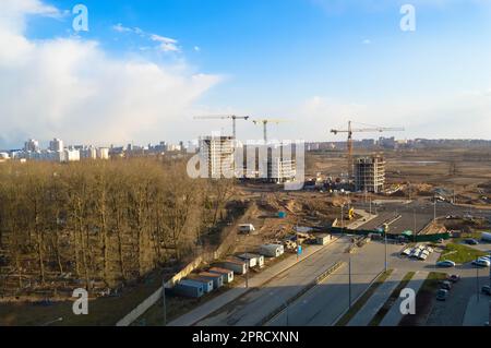 Draufsicht auf eine große Baustelle mit Kranen und Gebäuden mit monolithischen Rahmenelementen aus Beton, mehrstöckige Wolkenkratzer der großen Stadt Stockfoto