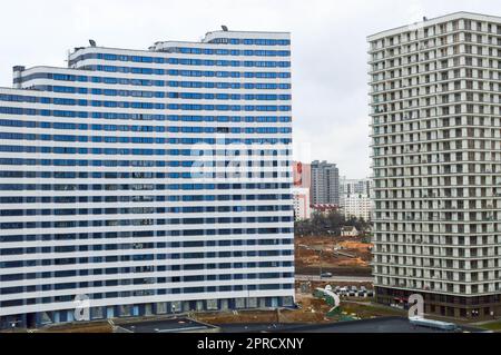 Bau eines großen mehrstöckigen komfortablen Betonzementgebäudes modernes, mehrstöckiges Gebäude mit monolithischem Rahmen und Fenstern, Wänden und Balkonen. Stockfoto