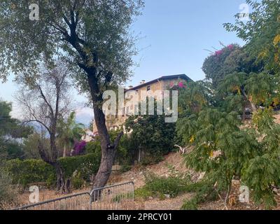 Ländliches Steinhaus in den Bergen in einem warmen tropischen östlichen Resort. Stockfoto