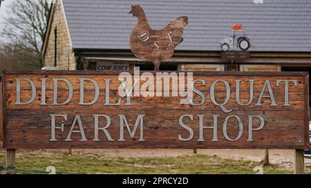 Dateifoto vom 17. Januar 3/2023 des Diddly Squat Farm Shop in Chipping Norton, eröffnet von Jeremy Clarkson im Jahr 2020. Die Suche nach Häusern, die in der Nähe von Clarksons Fernsehserie Clarkson's Farm verkauft werden, ist laut einer Website des Hotels gestiegen. Rightmove sagte, dass die Suche nach Häusern im Dorf Chadlington in Oxfordshire im Februar und März 2023 im Vergleich zum gleichen Zeitraum im Jahr 2022 um 373 % gestiegen sei. Ausgabedatum: Donnerstag, 27. April 2023. Stockfoto