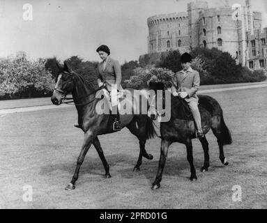 Aktenfoto vom 18.05/61, von Königin Elizabeth II. Und ihrem Sohn, Prinz Charles, beim Reiten im Windsor Castle. Die Nachrichtenagentur der PA hat Fotos von jedem Jahr des Königs zusammengestellt, um Karls III. Krönung zu feiern. Ausgabedatum: Donnerstag, 27. April 2023. Stockfoto