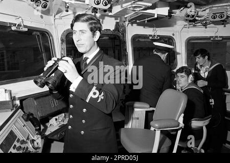 Aktenfoto vom 12.02/73, von dem Prinz von Wales, der als Unterleutnant auf der Brücke der Fregatte Minerva in Devonport diente, bevor er zu Routinepatrouillen und Übungen rund um die Westindischen Inseln aufbrach. Die Nachrichtenagentur der PA hat Fotos von jedem Jahr des Königs zusammengestellt, um Karls III. Krönung zu feiern. Ausgabedatum: Donnerstag, 27. April 2023. Stockfoto