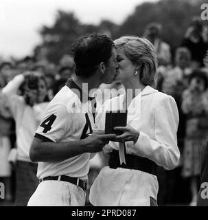 Aktenfoto der Prinzessin von Wales vom 27. Oktober 07/86, das ihrem Mann, dem Prinzen von Wales, einen Preis und einen Kuss überreicht, nachdem er im Cartier International Polo Spectacular im Guards Polo Club in Windsor Great Park, Berkshire, für das England II Team gegen Chile gespielt hat. Die Nachrichtenagentur der PA hat Fotos von jedem Jahr des Königs zusammengestellt, um Karls III. Krönung zu feiern. Ausgabedatum: Donnerstag, 27. April 2023. Stockfoto