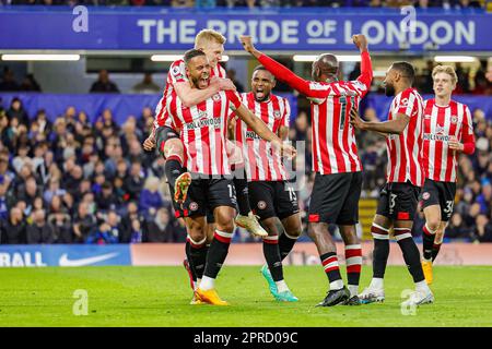 London, England - 26./04./2023, Mathias Zanka Jorgensen (13) von Brentford geht auf das Tor zu und feiert, nachdem Cesar Azpilicueta (28) von Chelsea während des englischen Meisterschaftsspiels der Premier League zwischen Chelsea und Brentford am 26. April 2023 auf der Stamford Bridge in London, England, ein eigenes Tor 0-1 erzielte - Foto: Nigel Keene/DPPI/LiveMedia Stockfoto