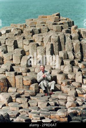 Ein Foto des Prinzen von Wales aus dem Jahr 26/06/96, mit einem traditionellen irischen Sanddorn in der Hand, der auf den Steinen im Wunschstuhl des Giant's Causeway sitzt, Co Antrim. Die Nachrichtenagentur der PA hat Fotos von jedem Jahr des Königs zusammengestellt, um Karls III. Krönung zu feiern. Ausgabedatum: Donnerstag, 27. April 2023. Stockfoto