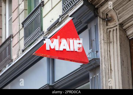 lyon , Aura France - 04 24 2023 : Fassade mit MAIF-Logo und Textzeichen der französischen Versicherungsanstalt auf Gegenseitigkeit Stockfoto