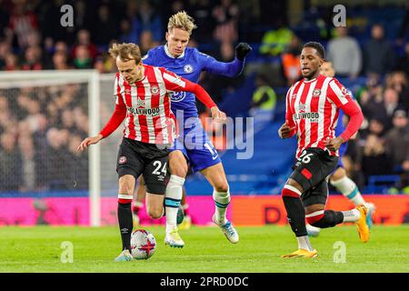 London, England - 26/04/2023, Mikkel Damsgaard (24) von Brentford Tussles mit Mykhaylo Mudryk (15) von Chelsea während des englischen Meisterschaftsspiels der Premier League zwischen Chelsea und Brentford am 26. April 2023 auf der Stamford Bridge in London, England - Foto: Nigel Keene/DPPI/LiveMedia Stockfoto