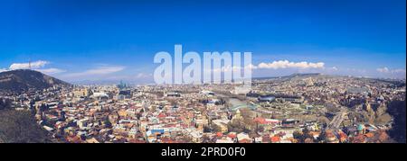 Großes Panorama mit Blick von der Höhe einer wunderschönen Touristenstadt mit Gebäuden und Häusern, Bäumen und Pflanzen, Natur vor dem blauen Himmel. Europ Stockfoto