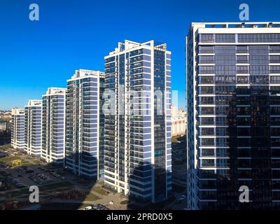 Blick auf den neuen wunderschönen Wohnkomplex von neuen Gebäuden mit Gebäuden mit monolithischen Betonrahmen mehrstöckigen Wolkenkratzern des Stockfoto
