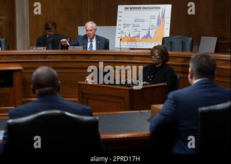 Washington, Usa. 26. April 2023. United States Senate Committee on Homeland Security and Governmental Affairs SubCommittee on Government Operations and Border Management Minority Member US Senator Ron Johnson (Republican of Wisconsin) befragt Zeugen während einer Anhörung zur Untersuchung der Auswirkungen der zunehmenden Migration entlang der südlichen Grenze der USA am Capitol Hill in Washington, Mittwoch, 26. April 2023. Kredit: Clifff Owen/CNP Foto von Cliff Owen/CNP/ABACAPRESS.COM Kredit: Abaca Press/Alamy Live News Stockfoto