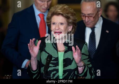 Washington, Usa. 26. April 2023. US-Senatorin Debbie Stabenow (Demokrat von Michigan), spricht mit Reportern im US-Kapitol in Washington, DC, USA, Mittwoch, 26. April, 2023. Foto: Cliff Owen/CNP/ABACAPRESS.COM Kredit: Abaca Press/Alamy Live News Stockfoto