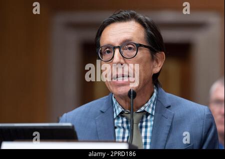 Washington, Usa. 26. April 2023. Francisco Garcia, M.D., M.P.H., stellvertretender Bezirksverwalter und Chief Medical Officer, Pima County, Arizona, sagt vor dem Senatsausschuss für innere Sicherheit und Regierungsangelegenheiten, Unterausschuss für Regierungsoperationen und Grenzmanagement Anhörung aus, um die Auswirkungen der zunehmenden Migration entlang der südlichen Grenze der USA auf Capitol Hill in Washington zu untersuchen, Mittwoch, 26. April 2023. Foto: Cliff Owen/CNP/ABACAPRESS.COM Kredit: Abaca Press/Alamy Live News Stockfoto