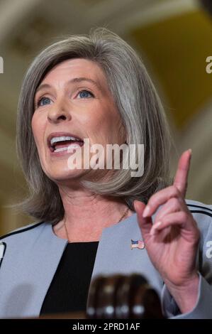 Washington, Usa. 26. April 2023. US-Senator Joni Ernst (Republikaner von Iowa), spricht mit Reportern im US-Kapitol in Washington, DC, USA, Mittwoch, 26. April, 2023. Foto: Cliff Owen/CNP/ABACAPRESS.COM Kredit: Abaca Press/Alamy Live News Stockfoto