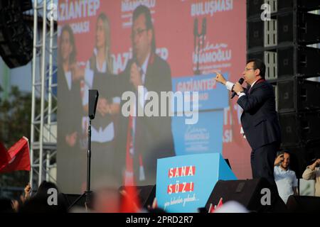 Gaziantep, Turkiye. 26. April 2023. Gaziantep, Türkei. 26. April 2023 Der Bürgermeister von Istanbul, Ekrem Imamoglu von der Republikanischen Volkspartei (CHP), nimmt an einer Wahlkundgebung im Zentrum der Stadt Gaziantep im Süden Turkiyes Teil. Präsidentschafts- und Parlamentswahlen werden am 14. Mai in Turkiye abgehalten (Kreditbild: © Zakariya Yahya/IMAGESLIVE via ZUMA Press Wire), NUR REDAKTIONELLE VERWENDUNG! Nicht für den kommerziellen GEBRAUCH! Stockfoto