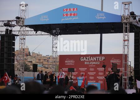 Gaziantep, Turkiye. 26. April 2023. Gaziantep, Türkei. 26. April 2023 Der Bürgermeister von Istanbul, Ekrem Imamoglu von der Republikanischen Volkspartei (CHP), nimmt an einer Wahlkundgebung im Zentrum der Stadt Gaziantep im Süden Turkiyes Teil. Präsidentschafts- und Parlamentswahlen werden am 14. Mai in Turkiye abgehalten (Kreditbild: © Zakariya Yahya/IMAGESLIVE via ZUMA Press Wire), NUR REDAKTIONELLE VERWENDUNG! Nicht für den kommerziellen GEBRAUCH! Stockfoto