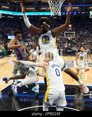 Sacramento, Kalifornien, USA. 26. April 2023. Sacramento Kings Guard Malik Monk (0) kämpft am Mittwoch, den 26. April 2023 im Golden 1 Center um den Ball in Spiel 5 der NBA-Playoff-Reihe in der ersten Runde gegen den Golden State Warriors Guard Donte DiVincenzo (0). (Kreditbild: © Paul Kitagaki Jr./ZUMA Press Wire) NUR REDAKTIONELLE VERWENDUNG! Nicht für den kommerziellen GEBRAUCH! Stockfoto