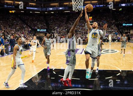 Sacramento, Kalifornien, USA. 26. April 2023. Golden State Warriors Guard Stephen Curry (30) trifft bei Sacramento Kings Guard Davion Mitchell (15) in Spiel 5 der ersten Runde der NBA-Playoff-Reihe am Mittwoch, den 26. April 2023 im Golden 1 Center. (Kreditbild: © Paul Kitagaki Jr./ZUMA Press Wire) NUR REDAKTIONELLE VERWENDUNG! Nicht für den kommerziellen GEBRAUCH! Stockfoto