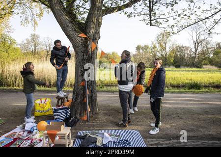 AMSTERDAM - 27./04./2023, AMSTERDAM - Kinder und ihre Eltern nehmen während des Königstags Platz auf dem freien Markt im Vondelpark. ANP DINGENA MOL niederlande raus - belgien raus Stockfoto