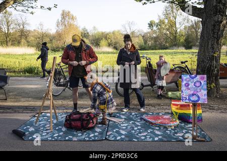 AMSTERDAM - 27./04./2023, AMSTERDAM - Kinder und ihre Eltern nehmen während des Königstags Platz auf dem freien Markt im Vondelpark. ANP DINGENA MOL niederlande raus - belgien raus Stockfoto