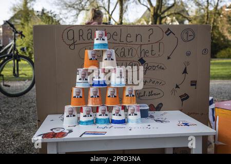 AMSTERDAM - 27./04./2023, AMSTERDAM - Kinder und ihre Eltern nehmen während des Königstags Platz auf dem freien Markt im Vondelpark. ANP DINGENA MOL niederlande raus - belgien raus Stockfoto