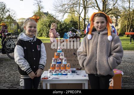 AMSTERDAM - 27./04./2023, AMSTERDAM - Kinder und ihre Eltern nehmen während des Königstags Platz auf dem freien Markt im Vondelpark. ANP DINGENA MOL niederlande raus - belgien raus Stockfoto