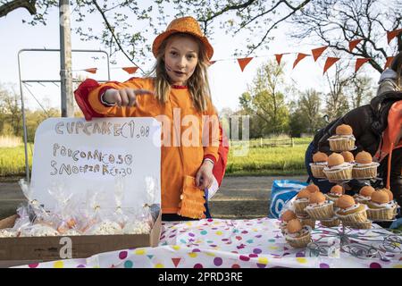 AMSTERDAM - 27./04./2023, AMSTERDAM - Kinder und ihre Eltern nehmen während des Königstags Platz auf dem freien Markt im Vondelpark. ANP DINGENA MOL niederlande raus - belgien raus Stockfoto