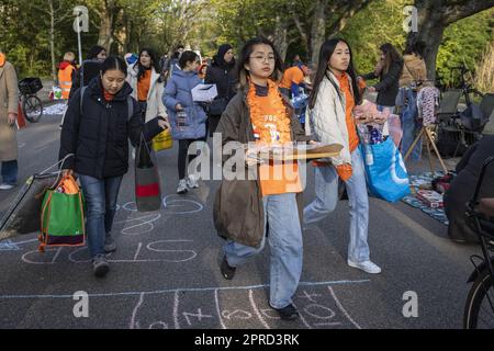 AMSTERDAM - 27./04./2023, AMSTERDAM - Kinder und ihre Eltern nehmen während des Königstags Platz auf dem freien Markt im Vondelpark. ANP DINGENA MOL niederlande raus - belgien raus Stockfoto