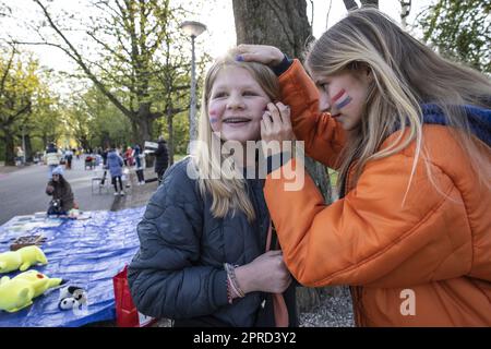 AMSTERDAM - 27./04./2023, AMSTERDAM - Kinder und ihre Eltern nehmen während des Königstags Platz auf dem freien Markt im Vondelpark. ANP DINGENA MOL niederlande raus - belgien raus Stockfoto