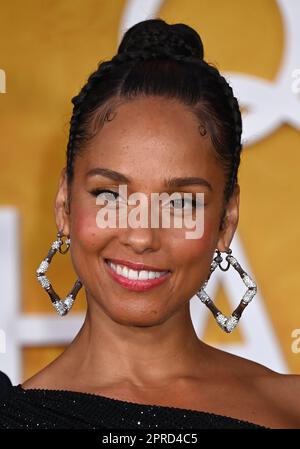 Westwood, USA. 26. April 2023. Alicia Keys trifft am 26. April 2023 auf der Weltpremiere von „Queen Charlotte: A Bridgerton Story“ im Regency Village Theatre in Westwood, Kalifornien, ein. © Tammie Arroyo/AFF-USA.com Guthaben: AFF/Alamy Live News Stockfoto