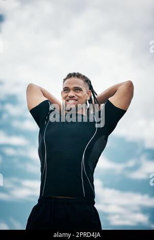 Mach dich bereit für das. Ein hübscher junger Rugby-Spieler wirft einen Ball während des Trainings auf dem Feld. Stockfoto