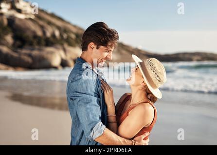 Gute Vibes und Bräune sind das, worum es an diesem Tag geht. Ein Paar mittleren Alters verbringt den Tag am Strand. Stockfoto