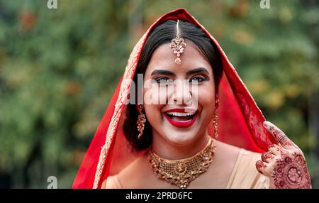 Ihr Bräutigam wird von seinen Füßen gefegt werden. Eine wunderschöne hindu-Braut. Stockfoto