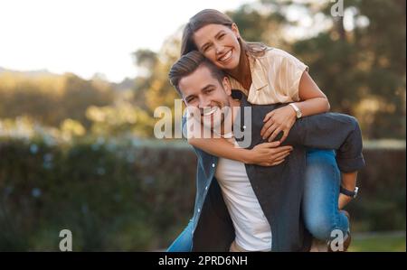 Liebe macht dich lebendiger, als du dich je gefühlt hast. Ein liebevolles Paar, das den Tag im Freien verbringt. Stockfoto