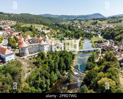 Luftdrohnenansicht der mittelalterlichen Burg Zuzemberk oder Seisenburg oder Sosenberch, auf der Terrasse über dem Krka-Canyon, Mittelslowenien. Stockfoto